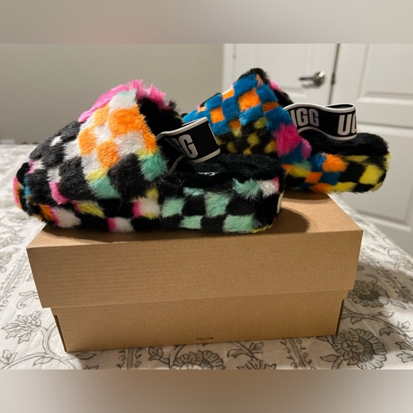 UGG WOMEN’S FLUFF YEAH BLACK/MULTI COLOR SLIPPER/SANDAL SIZE 6 - Picture 7 of 12